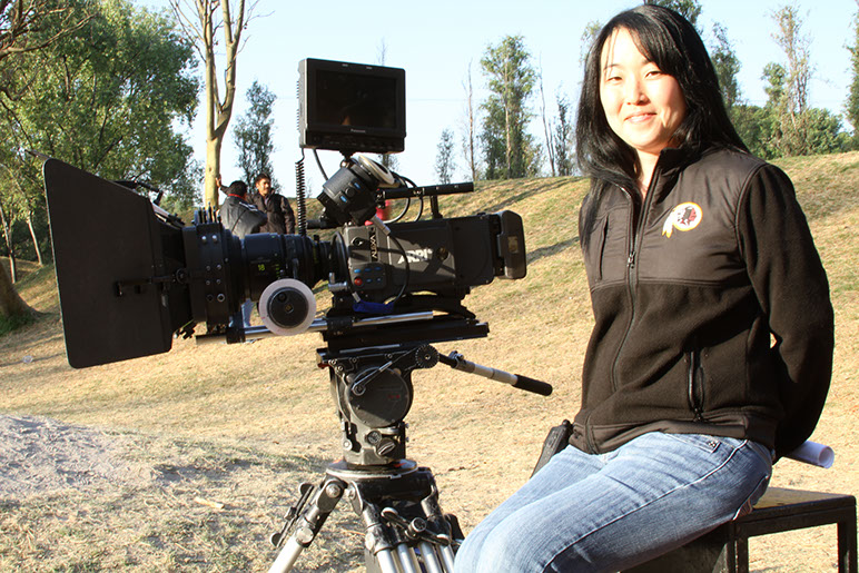 Camarógrafa con equipo RED en filmación exterior
