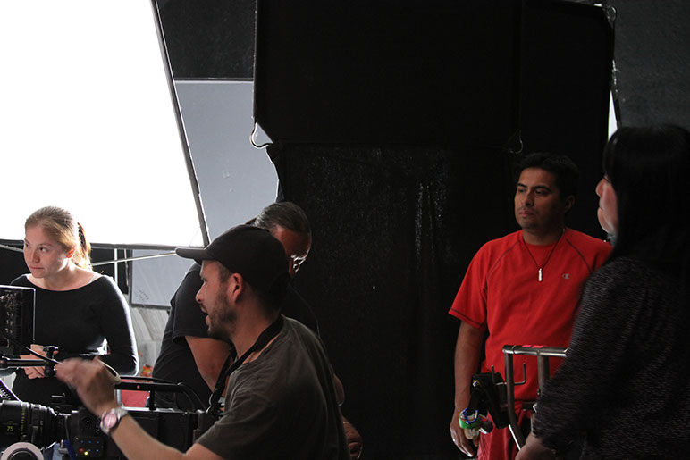 Equipo de producción ajustando iluminación en set