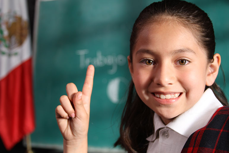 Campaña institucional con niña de escuela