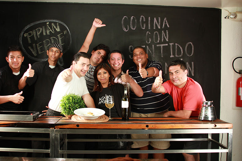 Equipo de producción y chefs celebrando en set de cocina
