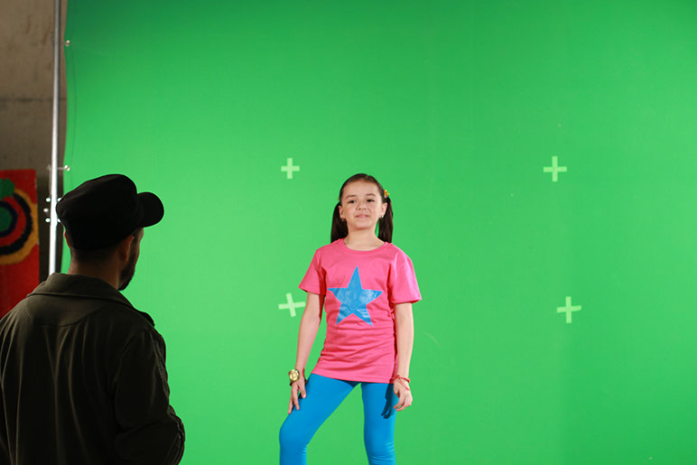 Producción con niña en set de croma verde