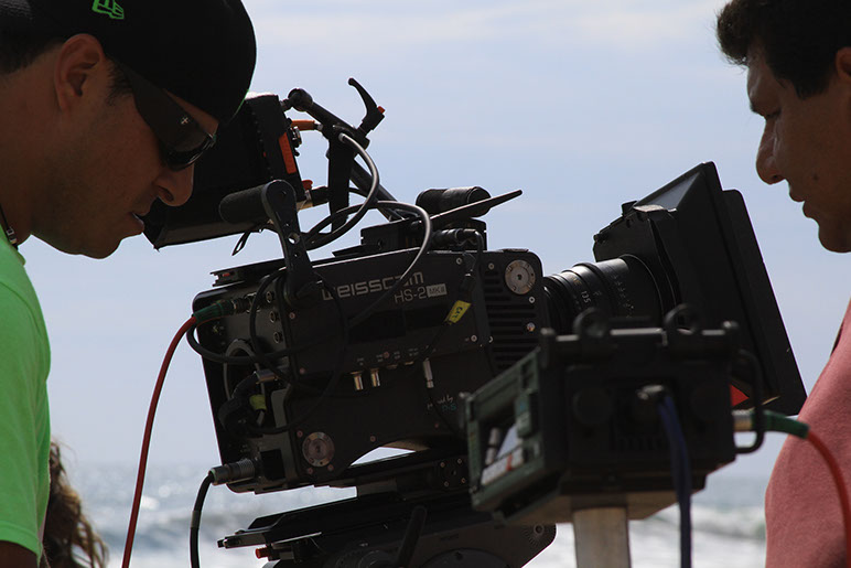 Equipo de cámara filmando en locación de playa