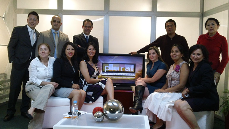 Equipo de producción en set de programa de televisión