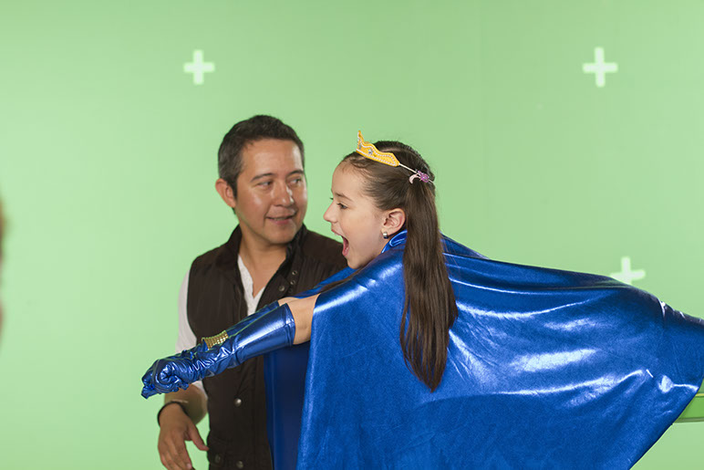Producción infantil en set de croma verde con personaje de superhéroe