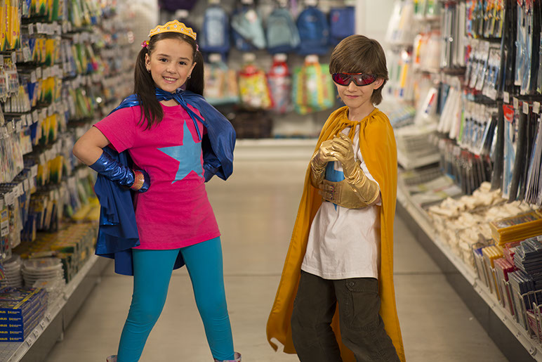 Producción comercial con niños disfrazados de superhéroes en tienda